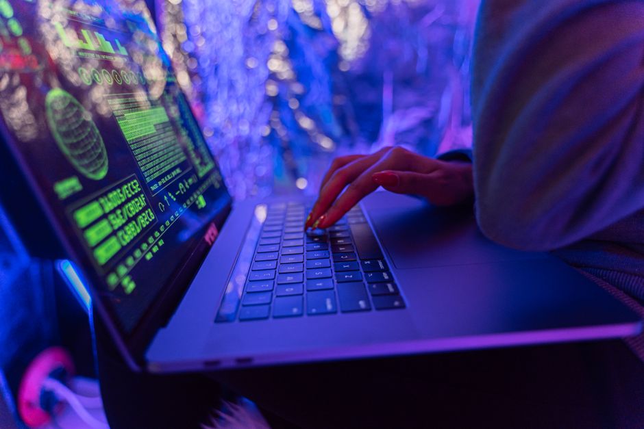 Warning about Hizgullmes – Laptop mit Sicherheitswarnung und Schutzsoftware