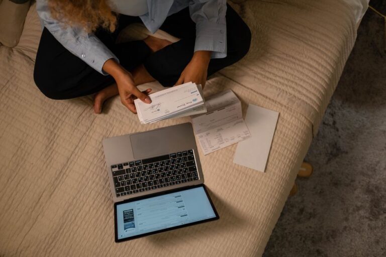 Pi123 – Finanzunterlagen am Laptop prüfen